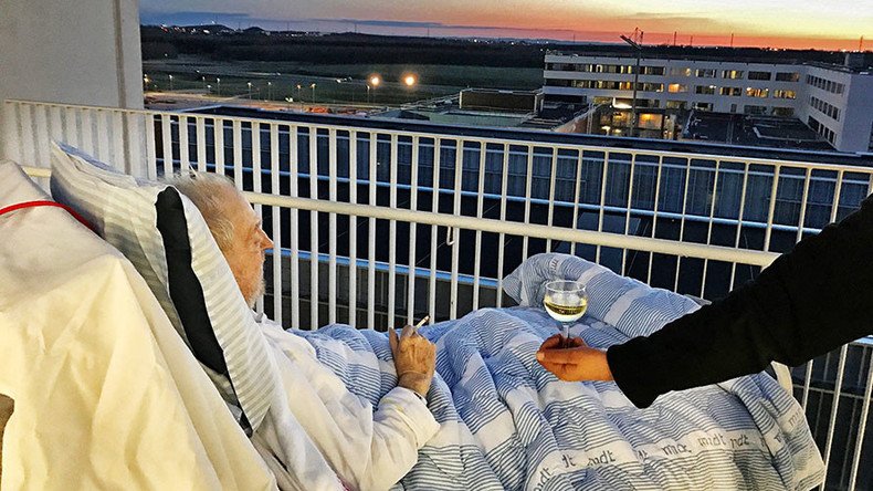‘A beautiful end’: Hospital grants dying patient’s wish to drink wine with family (PHOTO)
