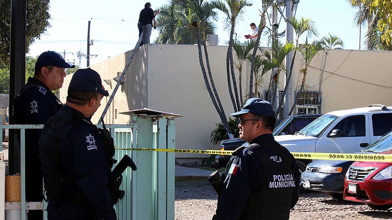 3 bodies thrown out of plane in suspected Mexican cartel turf war