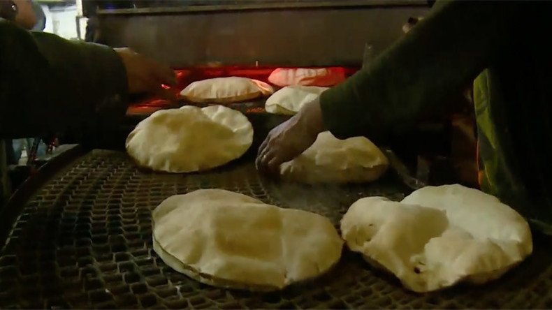 Bake bread not war: Russian military helps Syrians restore Aleppo bakery (VIDEO)