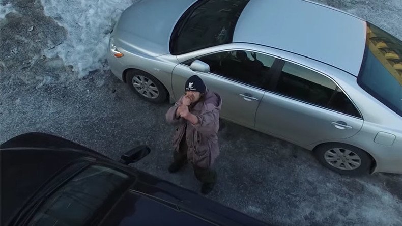 Alien kidnapping? Russian homeless man mistakes drone for UFO, responds with imaginary gun (VIDEO)
