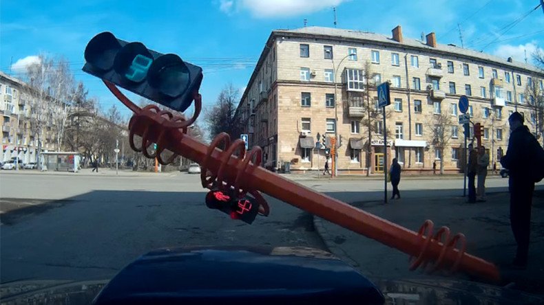 Lights out: Passerby tries to fix traffic signal with disastrous consequences (VIDEO)