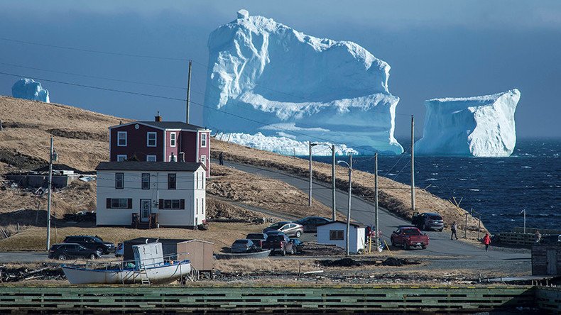 Enormous iceberg crawls right up to Canadian coast (PHOTOS, VIDEO)