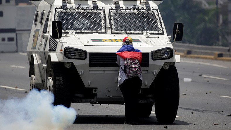 Defiant woman blocks armored truck during anti-Maduro clashes in Venezuela (PHOTOS, VIDEO)