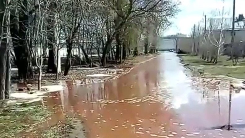 Pepsi storage collapse spills 2 tons of juice in Russian town, leaves workers stranded (VIDEOS)