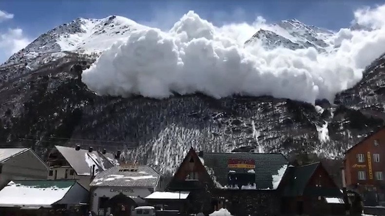 Incredible footage of avalanche filmed near Mount Elbrus, Russia (VIDEO)