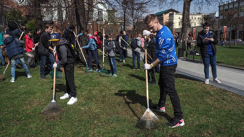 Moscow residents plant trees during ‘subbotnik’ spring cleaning (VIDEO) 