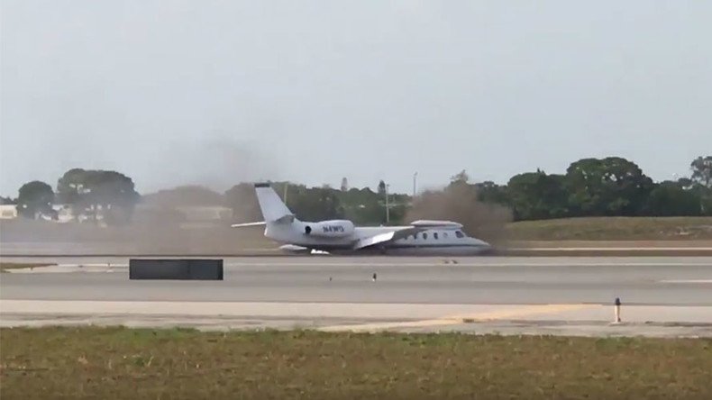 Brave pilot makes gutsy emergency landing in Florida after losing 1 wheel (VIDEOS)