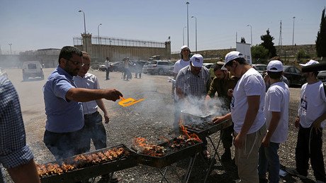 Right-wing Israelis stage BBQ outside prison to taunt Palestinian hunger strikers