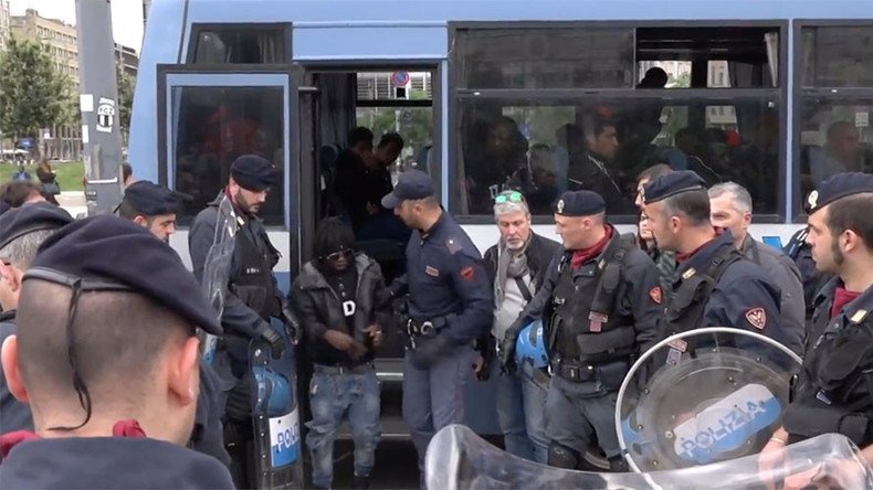 Mounted police & helicopters: Massive op evicts makeshift migrant camp in Milan (VIDEO)