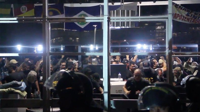 Hundreds of prison workers storm Brazilian Justice Ministry (VIDEO)