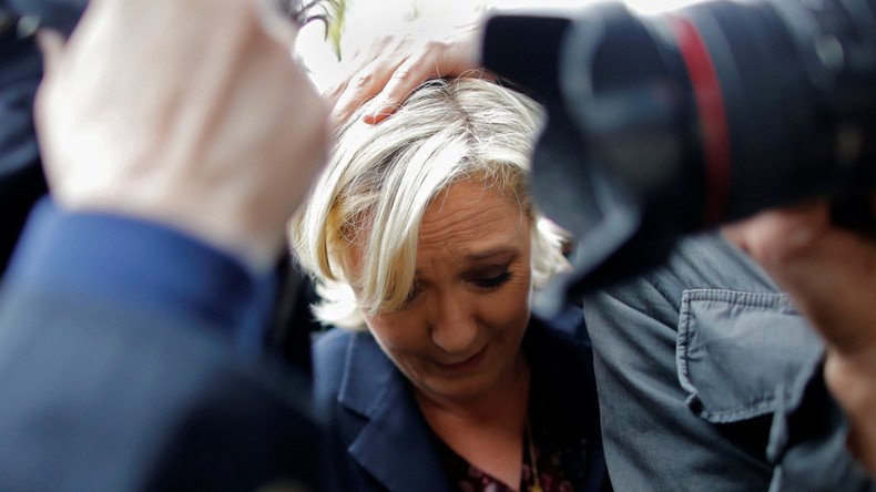 Protesters throw eggs at Le Pen in Bretagne (VIDEO)