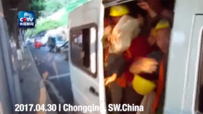 Tight squeeze: 40 builders found stuffed into 6 seater van during insane commute (VIDEO)