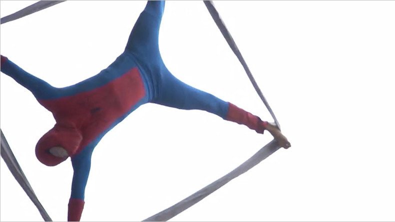 ‘Colombian Spider-Man’ emulates web-slinging superhero in daring street show (VIDEO)