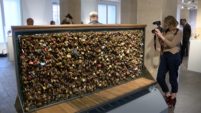 Love unlocked: Paris auctions off tokens of amour that weigh down its bridges (PHOTOS, VIDEO)