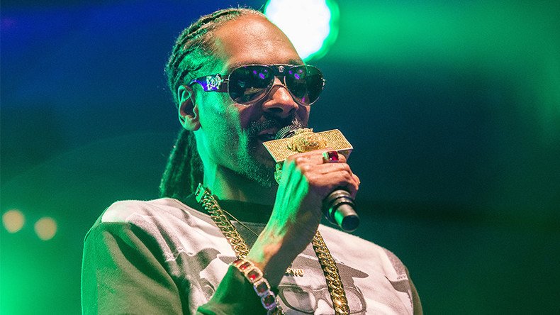 Sign language sensation steals show at Snoop Dogg gig (VIDEO)