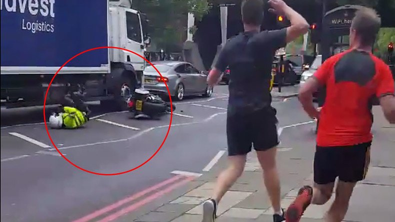 Special convoy bike cop wipes out in embarrassing London smash (VIDEO)