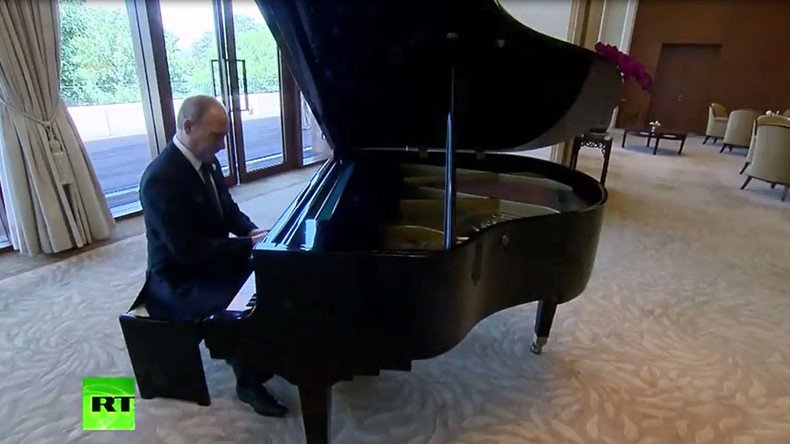 Virtuoso-in-chief: Putin plays anthems of Russia’s capitals during intl forum in China (VIDEO)