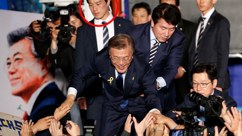 South Korea’s ‘dreamy’ presidential bodyguard sends internet into a frenzy (PHOTOS)
