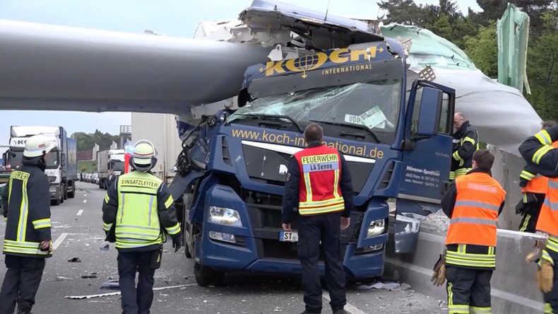 Huge wind turbine crushes truck on German autobahn (PHOTOS, VIDEO)