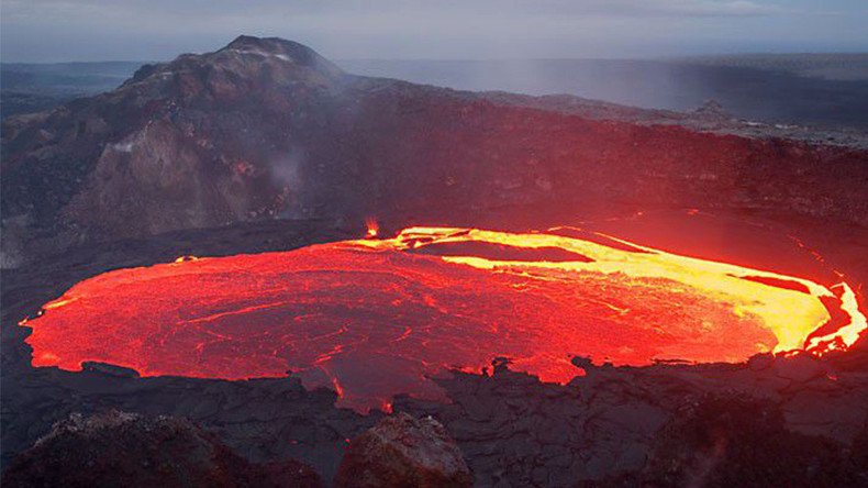 Cascading lava flow pours from Hawaiian volcano (TIMELAPSE VIDEO)