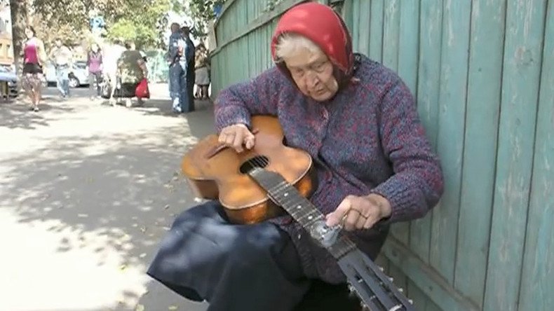 Babushka blues: Video of Belarus granny playing guitar with a light bulb goes viral