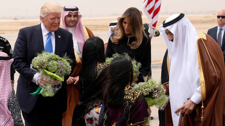 Melania opts to not wear traditional headscarf during Saudi Arabia visit (PHOTO)