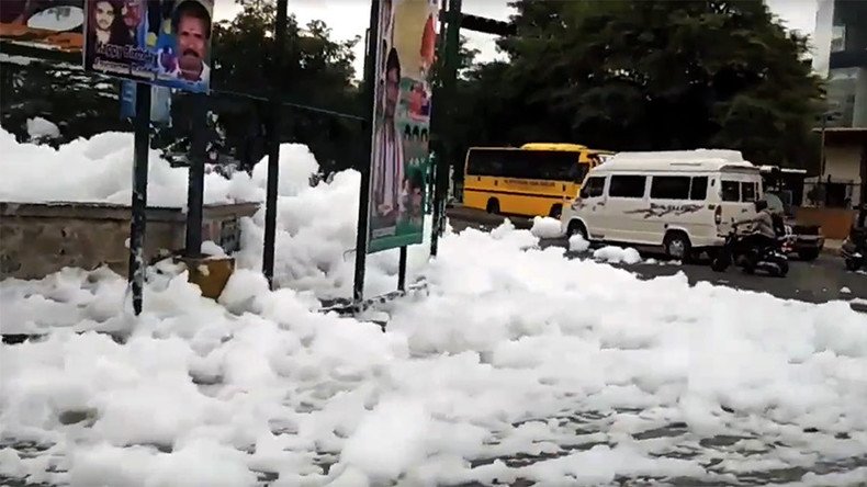 ‘Chemical snowfall’: Toxic foam causes mayhem on busy Bangalore street (VIDEO)
