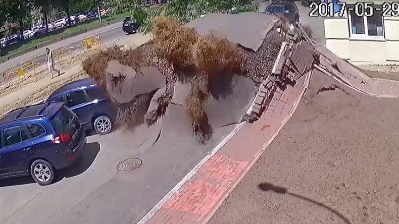 Huge water blast shoots from underground as pipe collapses in Kiev (VIDEO)