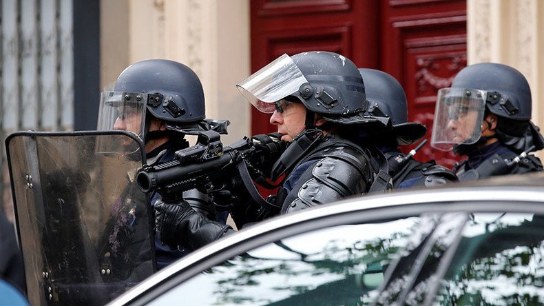 Police operation in Paris over ‘youths threatening to blow up bus’ (PHOTOS)