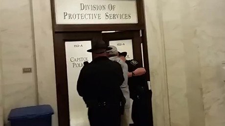 Reporter arrested at W. Virginia Capitol for ‘asking questions’ to US health secretary (VIDEOS)