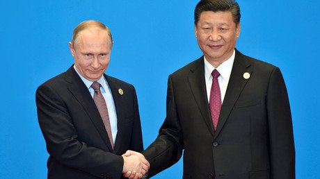 Russian President Vladimir Putin (L) and Chinese President Xi Jinping © Kenzaburo Fukuhara