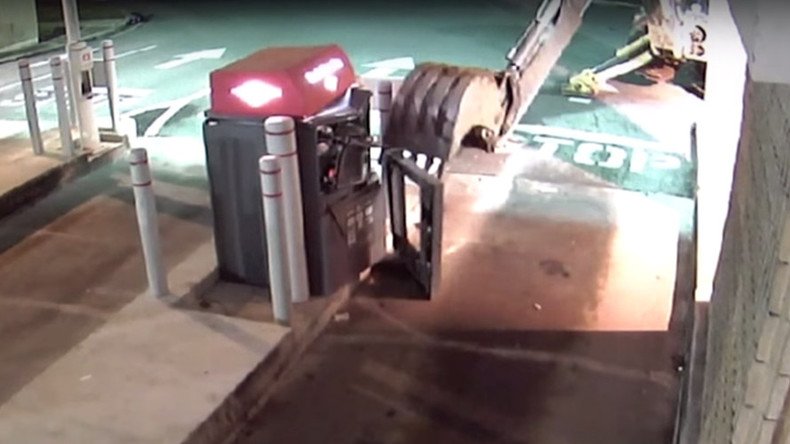 Bungled effort to steal ATM using excavator caught on CCTV (VIDEO)
