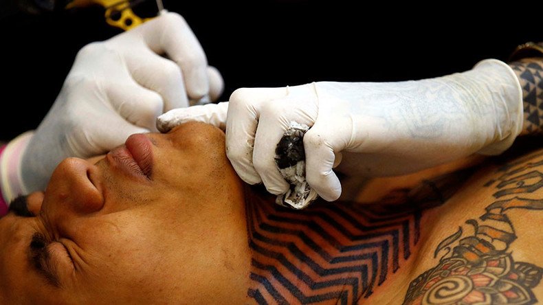 2 men torture 17yo boy, tattoo ‘I’m a thief’ on his forehead (PHOTO)