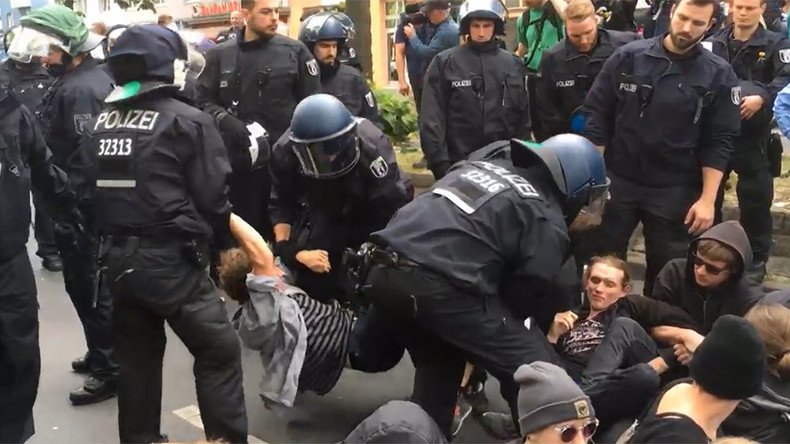 Police detain protesters in Berlin as anti-immigrant rally faces off with counter demo (VIDEOS)