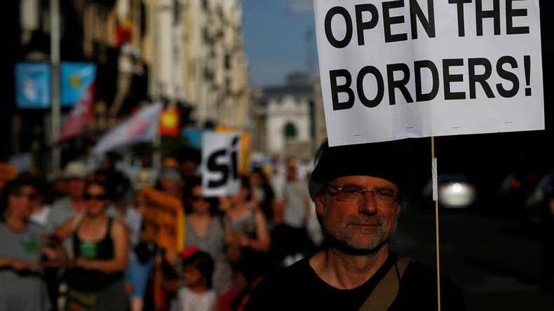 ‘Enough excuses’: Madrid protesters urge govt to accept more refugees (PHOTOS, VIDEO)