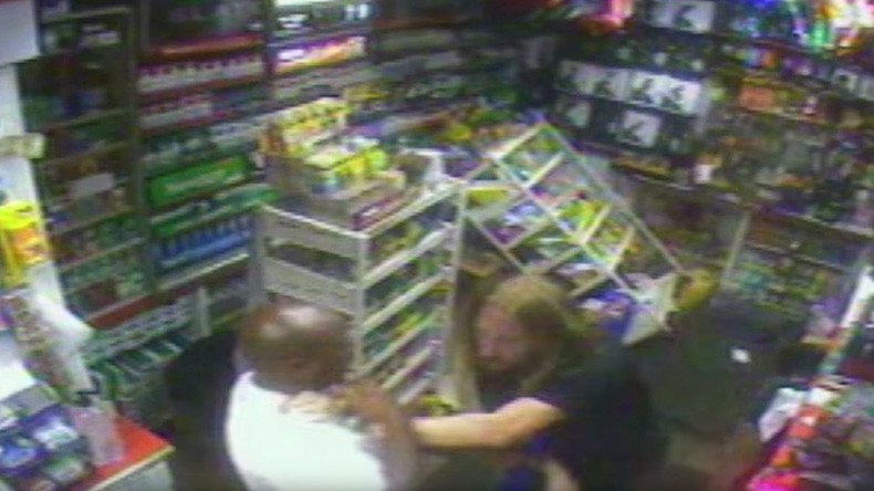 Clerk stabs suspect while defending his store in violent robbery (VIDEO)