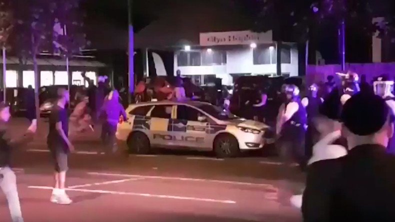 London riot police respond to violent youths clashing with ‘bats & machetes’ in Stamford Hill
