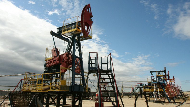 Oil prices sink to 7-mo lows on growing global oversupply