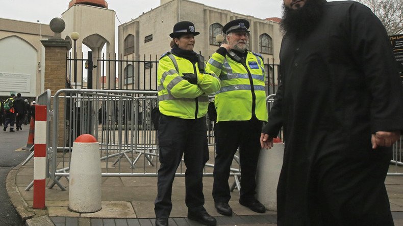 Police taser man attacking people outside London mosque with ‘shoehorn’ (VIDEO)