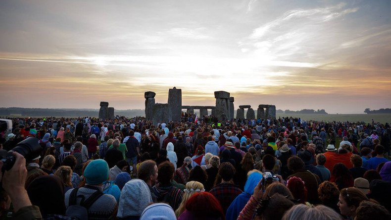 Stonehenge summer solstice attracts pagans, revellers – and armed police (PHOTOS,VIDEO)