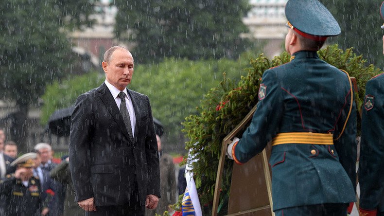 Putin ignores pouring rain to lay wreath on Day of Memory and Sorrow (VIDEO)