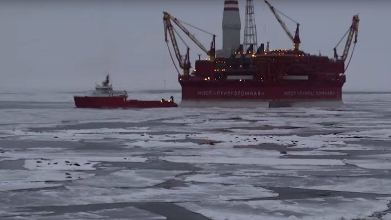‘Something’s pulling them here’: Thousands of seals surround Arctic drilling rig (VIDEO)