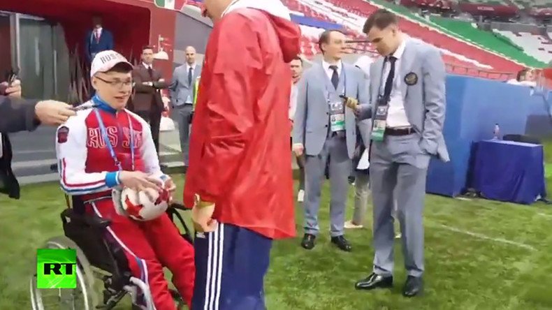 Disabled fan invited to Russia’s training before crucial Confed Cup match (VIDEO)