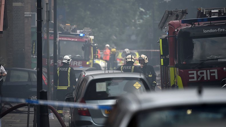 72 firefighters, 10 engines tackle apartment block blaze in east London (PHOTOS, VIDEOS)