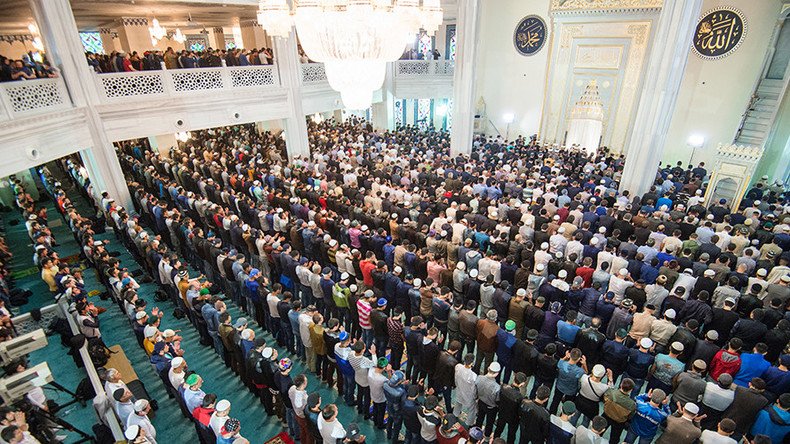 250,000 Muslims flock to Moscow’s cathedral mosque for Eid prayer (PHOTOS)