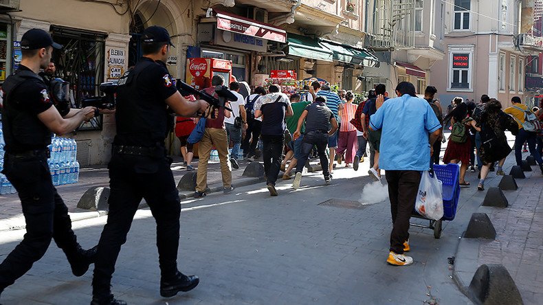 Arrests, rubber bullets & tear gas: Police break up LGBT march in Istanbul