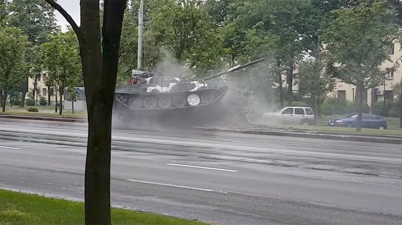 Minsk drift: Speeding tank spins & knocks over lamppost in Belarusian capital (VIDEO, PHOTOS)