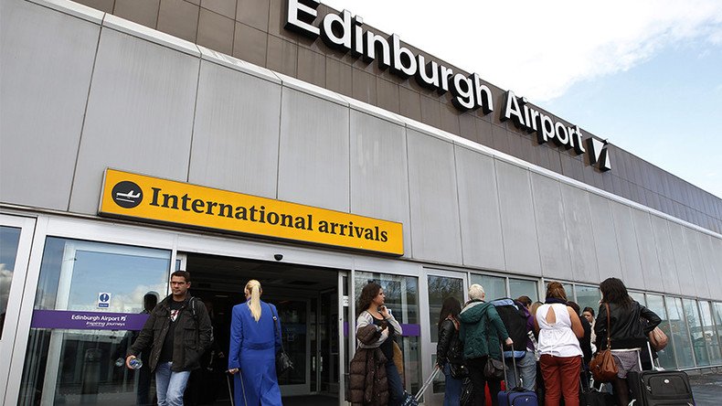 Passengers left in dark as Edinburgh Airport hit with power cut (VIDEOS)