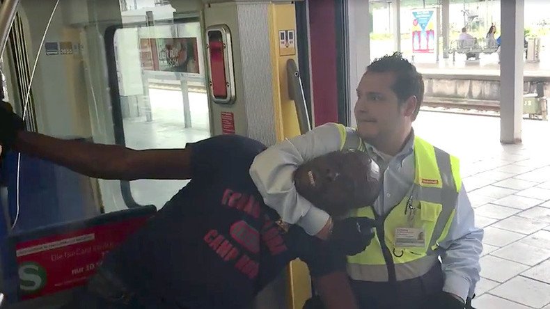 Black man brutally pulled out of train by inspectors in Munich (VIDEO) 