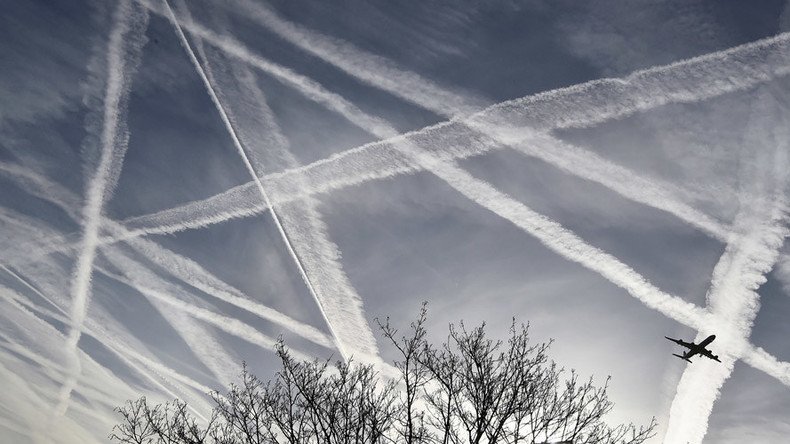 Pilot films astonishing footage of Dreamliner contrails at 33,000ft (VIDEO)